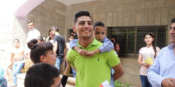 محبوب العرب يزور قرية الأطفالsos ويتكفل بـ 20 طفلا

